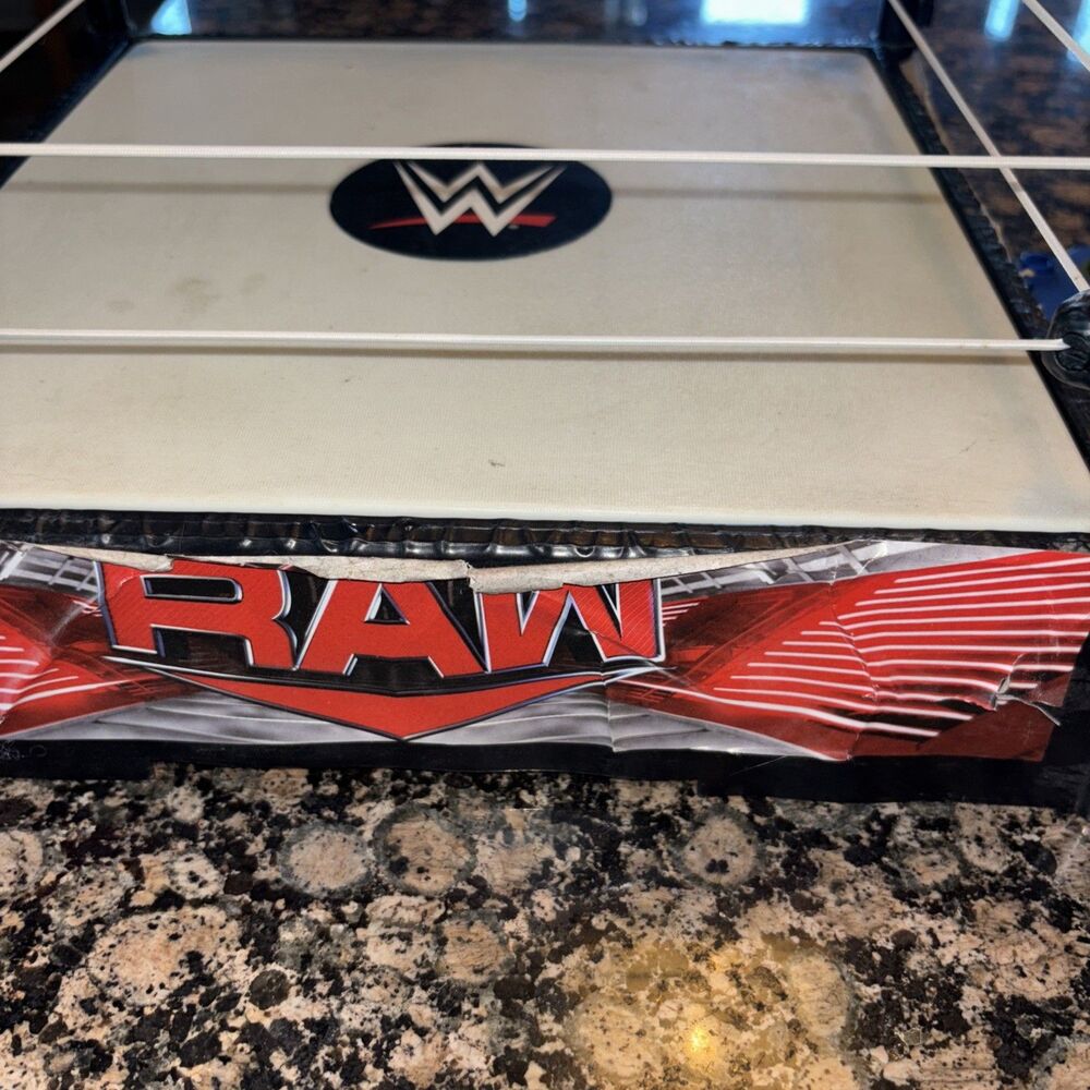 WWE Raw Wrestling Ring 2010 Incl 6 Action Figures, Spring Loaded Mat With Stand - Picture 4 of 8
